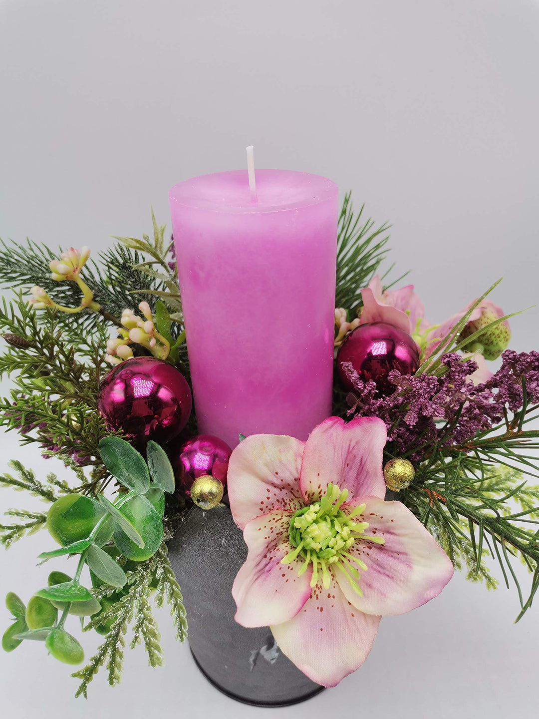 Weihnachtsgesteck Adventsgesteck Wintergesteck Kerze Kugeln Christrose Krone rosa