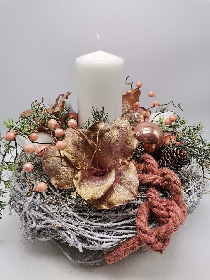 Weihnachtskranz Adventskranz Weihnachtsgesteck Kerze Kugeln Amaryllis Beeren weiß apricot