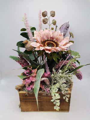 Herbstgesteck im Holzkasten mit rosa Sonnenblume, Mohnkapsel, Heide und hohen rosa Gräsern