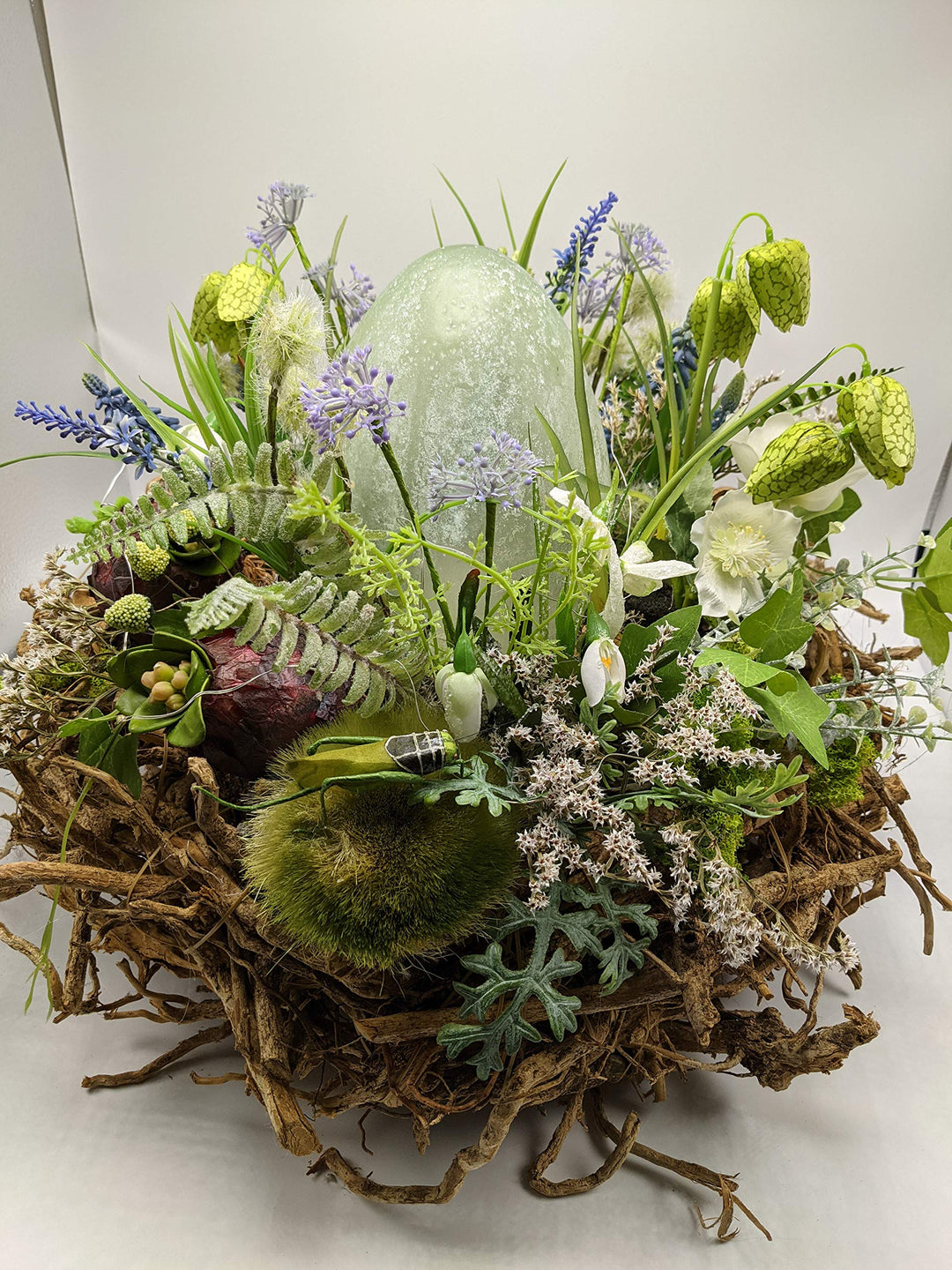 Ostergesteck Frühlingsgesteck Seidenblumen Glas-Ei Schachbrettblumen Moos Gräser LED XL