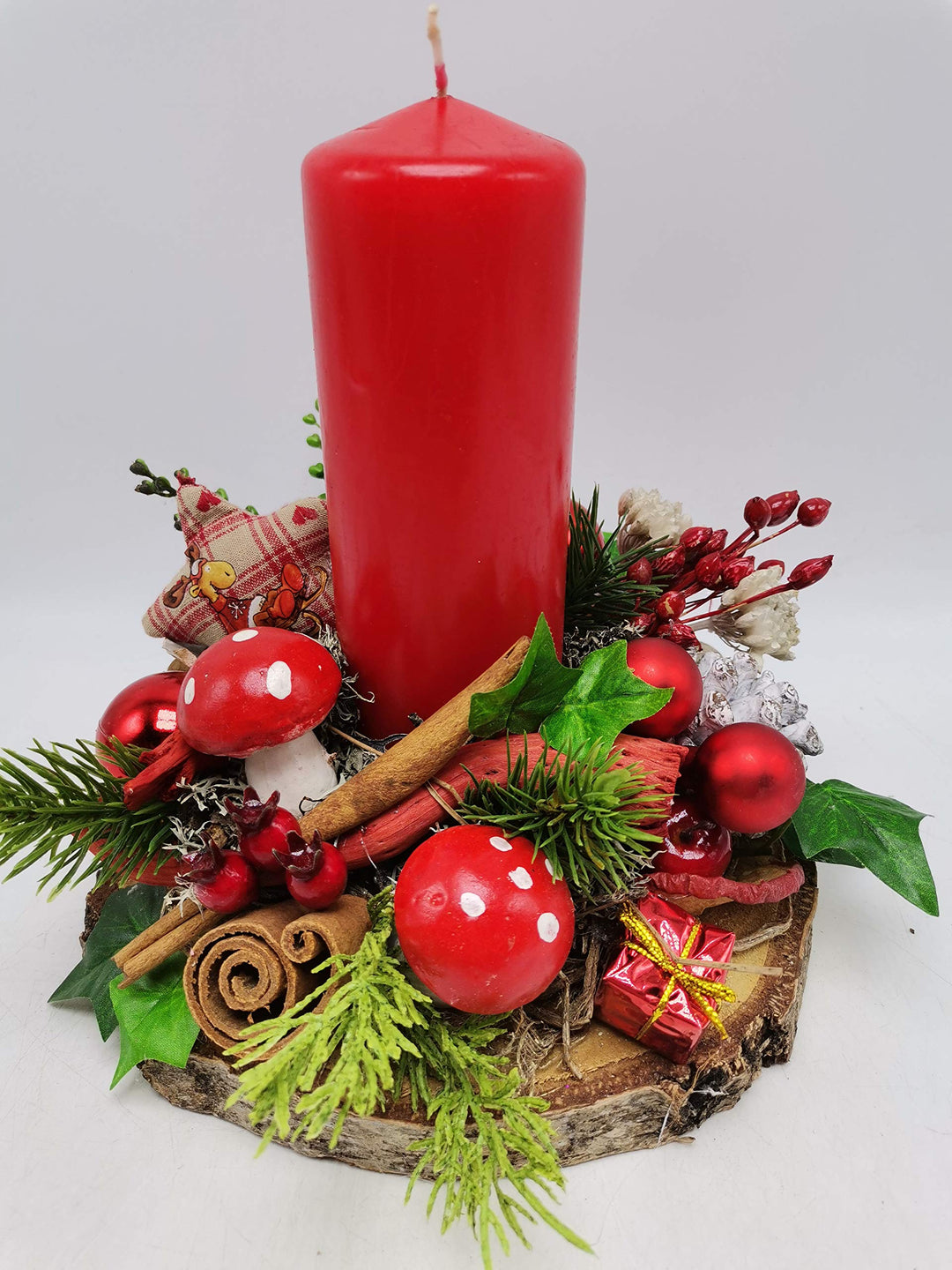 Weihnachtsgesteck Adventsgesteck Wintergesteck Kerze Pilze Kugeln Beeren rot